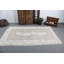 Le tapis traditionnel turc beige rehausse le charme rétro des salons avec un décor bohème