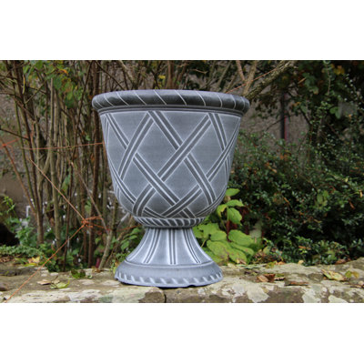 Lattice Urn in Black with White