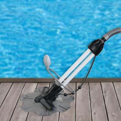 Système automatique de nettoyage de piscine creusée avec tuyaux