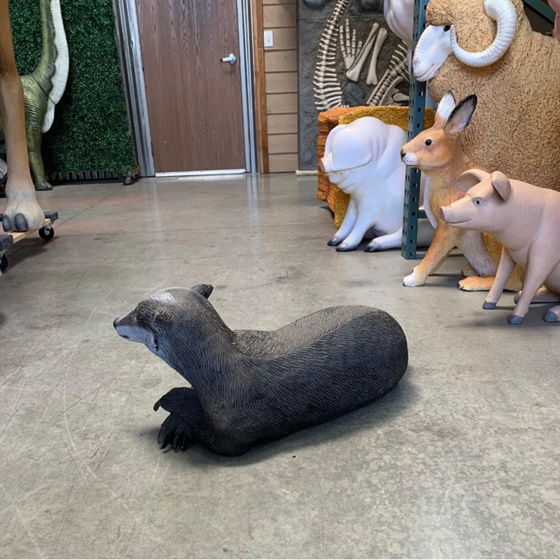 Badger portant une statue grandeur nature