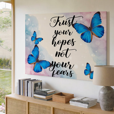 Toile, un design minimaliste serein met en valeur des papillons bleus délicats et vibrants flottant gracieusement sur une toile pastel douce