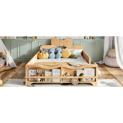 Lit plateforme pour enfant de taille standard avec barrières de sécurité intégrales, tête de lit mignonne en forme de nœud papillon et étagère latérale intégrée, lit avec plancher en bois, aucun sommier requis et design discret.