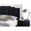 Grand lit contemporain avec tête de lit entièrement rembourrée en flanelle noire et pieds en acier doré