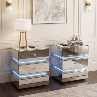 Ensemble de 2 tables de chevet modernes avec miroir, station de recharge sans fil, éclairage DEL, 3 tiroirs de rangement et plateau décoratif effet diamant. Idéales pour le salon, la chambre à coucher et le bureau. Couleur argent.