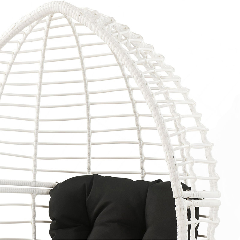Chaise de patio noire et blanche avec coussin amovible