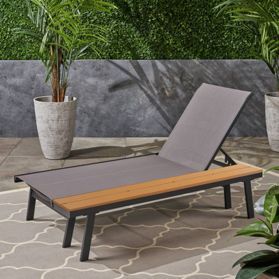 Chaise longue d'extérieur avec table d'appoint en composite de grain de bois, structure en aluminium, positions réglables, sièges en filet, noir et gris, profondeur légère de 77 pouces pour l'entretien du jardin 5