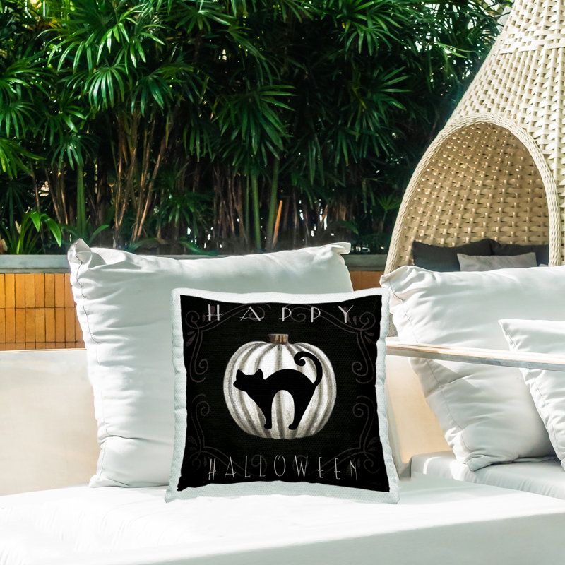Coussin extérieur Happy Halloween Cat & Pumpkin Design par Elizabeth Tyndall