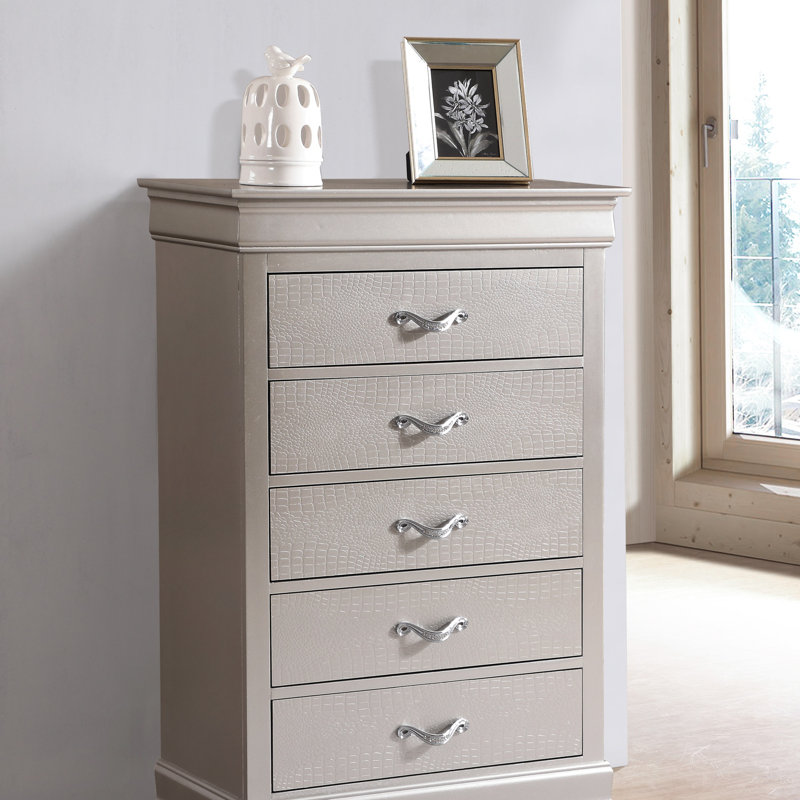 Commode Lorana G6500-CH avec poignées de tiroir chromées, faux cristaux et finition texturée en relief pour un rangement élégant