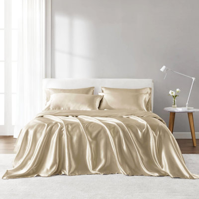 Très grande literie en satin de luxe - froissée - élégante. Convient aux matelas de 16 po. Comprend 1 drap plat, 4 taies d'oreiller ajustées. Texture lisse, apaisante pour la peau.. Drap champagne pour le confort du lit. Jusqu'à
