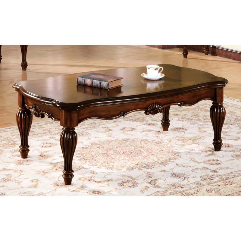 Table basse spacieuse en cerisier avec pieds élégants et décoration traditionnelle de forme rectangulaire en bois