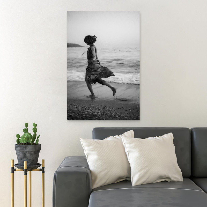 Une fille qui court sur la plage - 1 pièce, reproduction d'art graphique sur toile tendue, H 20 po x l 16 po