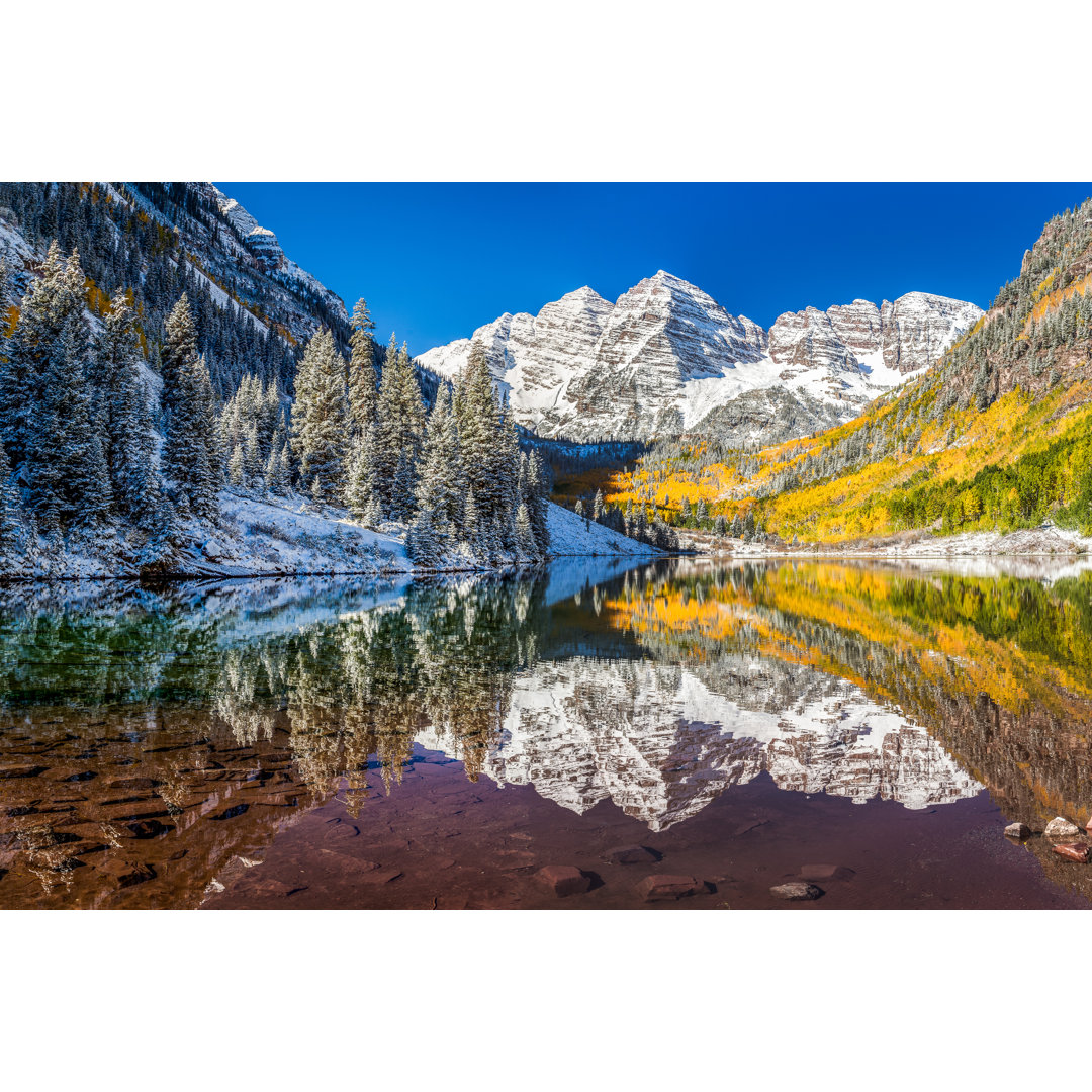 Leinwandbild Maroon Bells, Colorado, verschneite Berge spiegeln sich im See