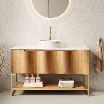 Meuble-lavabo de 48 po avec évier, meuble de rangement autoportant avec 3 portes et tablette ouverte, vasque ronde en céramique blanche avec motif en pierre et comptoir en pierre frittée blanc de Carrare, couleur grain de bois