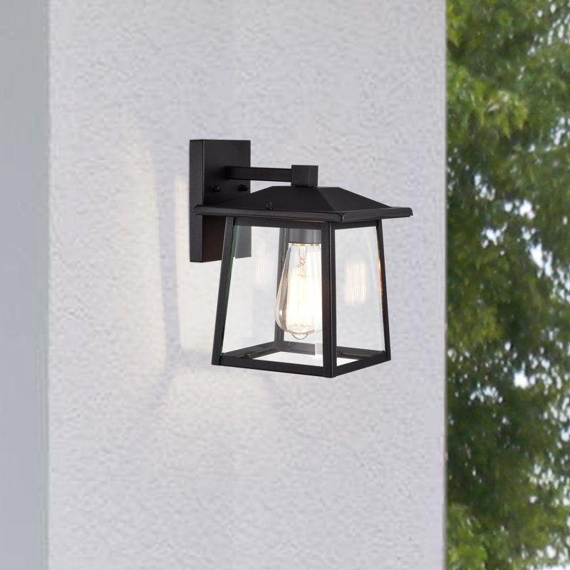 Applique murale d’extérieur à bras texturé noire à 1 ampoule Dorton, H 10,5 po x l 8 po x P 9 po