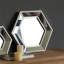 Miroir mural contemporain en hexagone au design élégant en verre, parfait pour décorer une maison moderne
