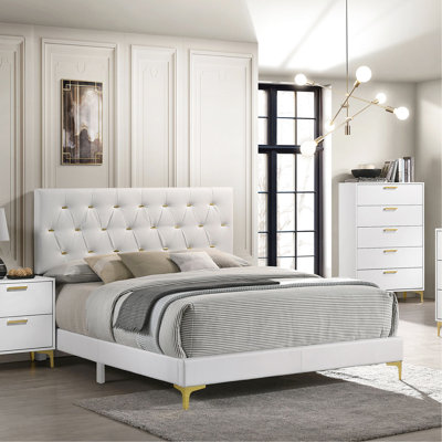 Lit à panneau tapissier blanc avec coutures en losange, capitonnage à barre dorée et style contemporain épuré avec revêtement, plaques en métal, doux