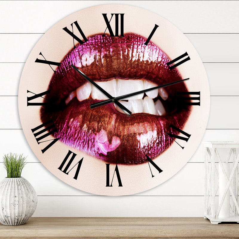 Gros plan sur des lèvres mauves - horloge murale moderne, Petit
