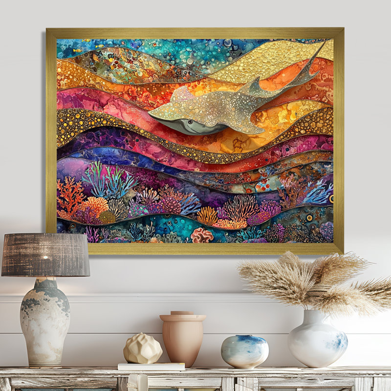 Abstrait Stingray In Aquarium Colorful Collages I - Stingray, reproduction d'art sur toile encadrée, H 34 po x l 44 po, Doré