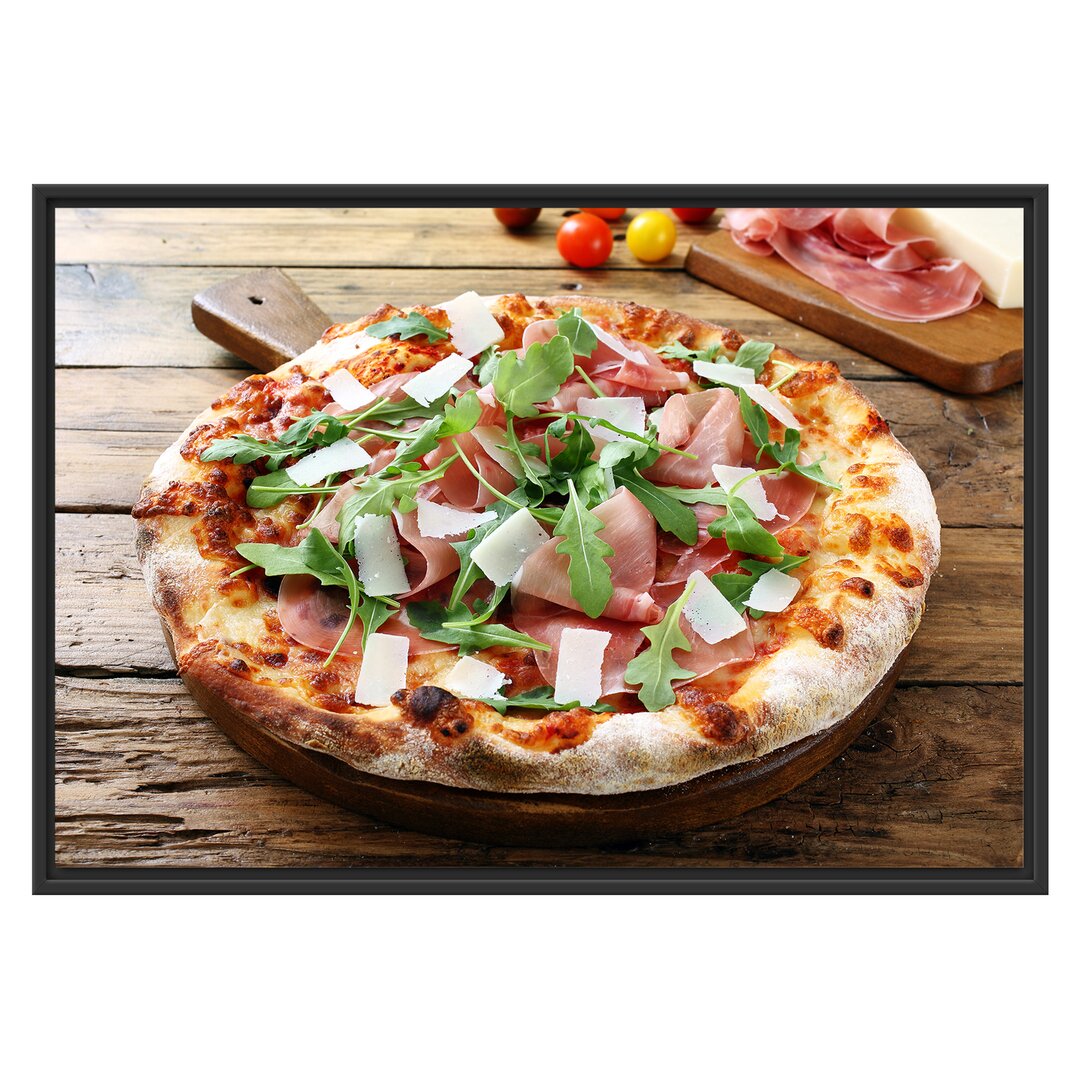 Gerahmtes Wandbild Prosciutto Pizza auf Holztisch