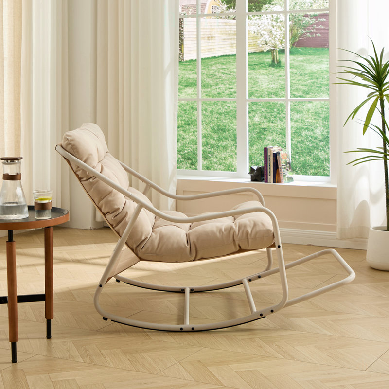 Fauteuil à bascule d'extérieur ultra-confortable avec coussin épais pour une détente optimale, structure et coussin beiges, idéal pour le salon et la terrasse.