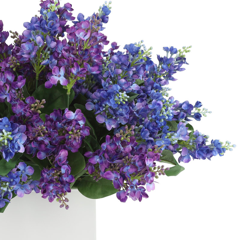 Assortiment de lilas dans un pot en fibre de pierre, H 20 po x l 22 po x P 22 po