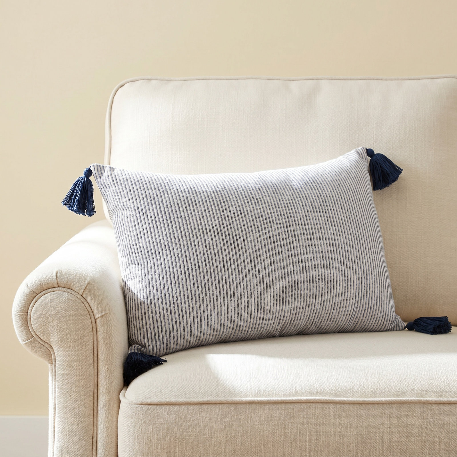 Fairlee 22" x 14" Cotton Throw Pillow, Navy