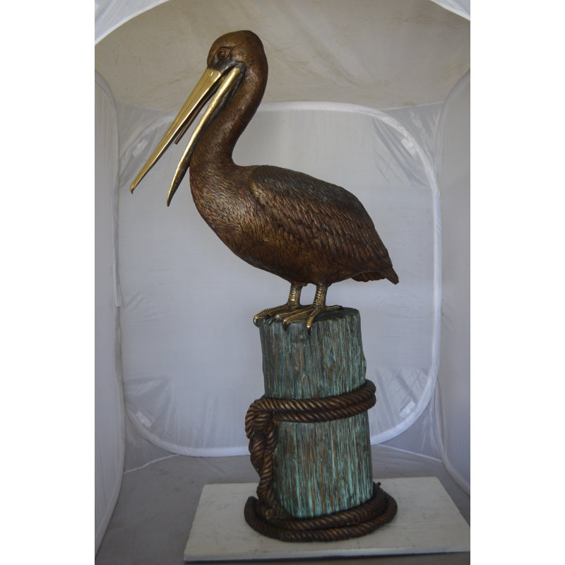 Statue Hooten Pelican sur une souche