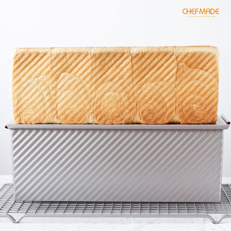Chefmade 0.55 lb. Corrugated Toast Box with Lid, 4.8" H x 13.6" L x 5.4" W
