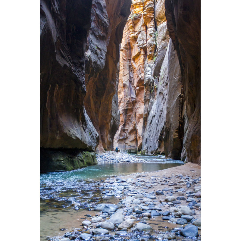 «Hiker in the Narrows» - Photographie sur toile tendue, H 18 po x l 12 po