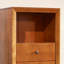 Armoire ouverte avec tiroirs
