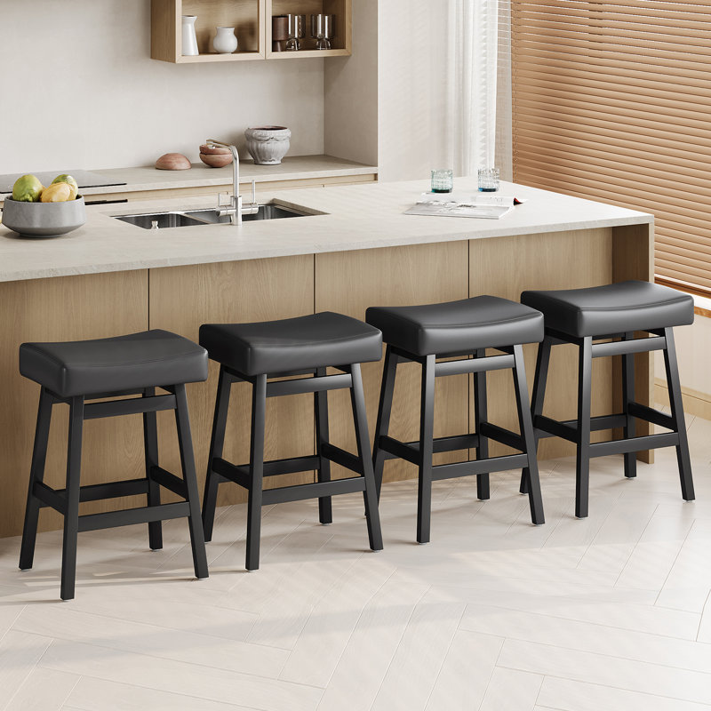 Ensemble de 4 tabourets de bar 26 po en bois massif avec siège rembourré en similicuir noir, 4, Noir