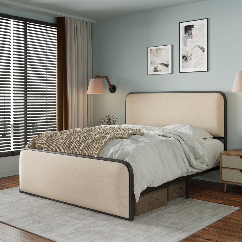 Très grand lit beige avec structure en métal et tête rembourrée avec rangement spacieux sous la tête de lit, option