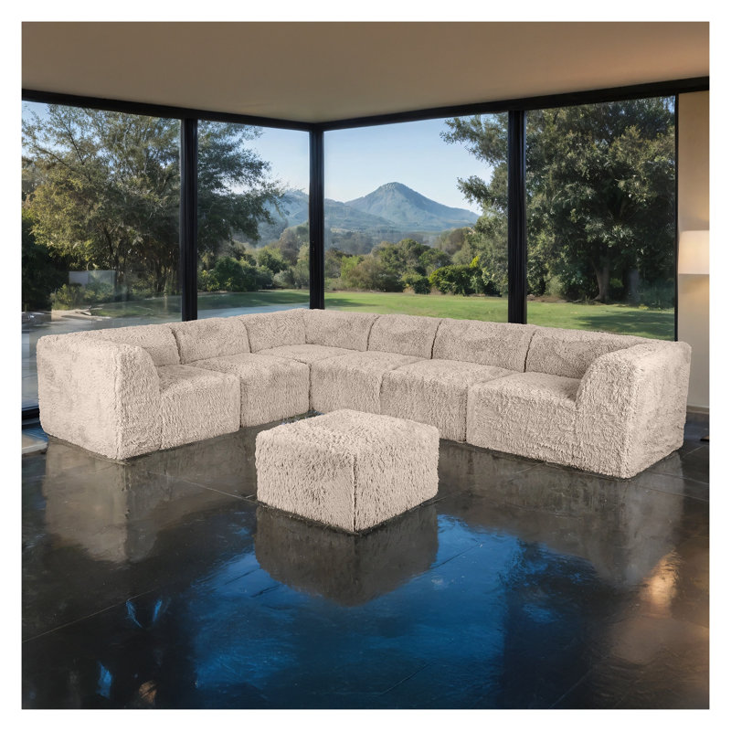 Pouf carré contemporain taupe avec revêtement en fausse fourrure et âme en mousse haute densité