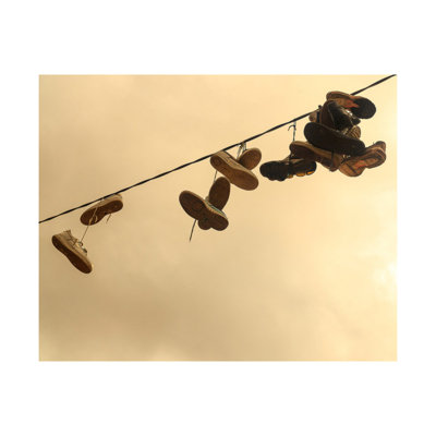 Art mural encadré Good Good «Hanging histoires» par Sydney A. Foster | Photographie de chaussures suspendues représentant la mémoire, la communauté et la vie urbaine