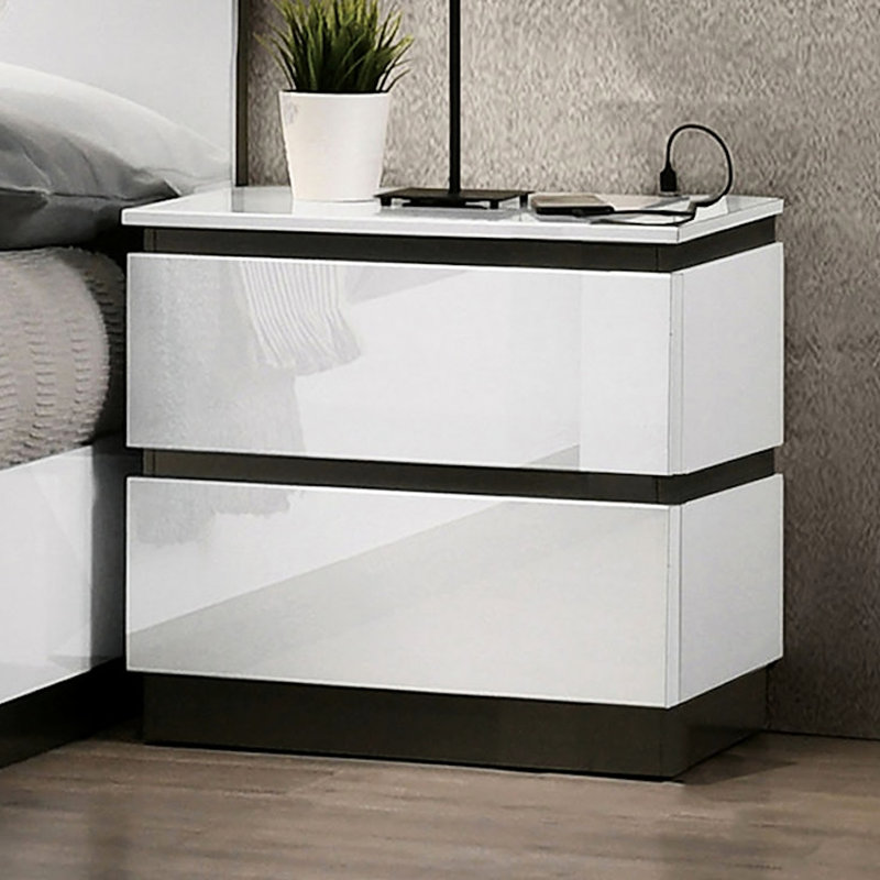 Table de chevet blanche avec accents métalliques, plateau doublé de feutre, glissières à roulement, conception asymétrique de chambre à coucher, poignées dissimulées, meubles