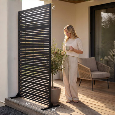Panneau de clôture en métal 72 po H 72 po x l 47 po | Acier thermolaqué antirouille pour patio et cour arrière | Conception résistante au vent toutes saisons | Séparateur de jardin extérieur autoportant avec quincaillerie d'installation pour 2 personnes, 30 minutes, noir