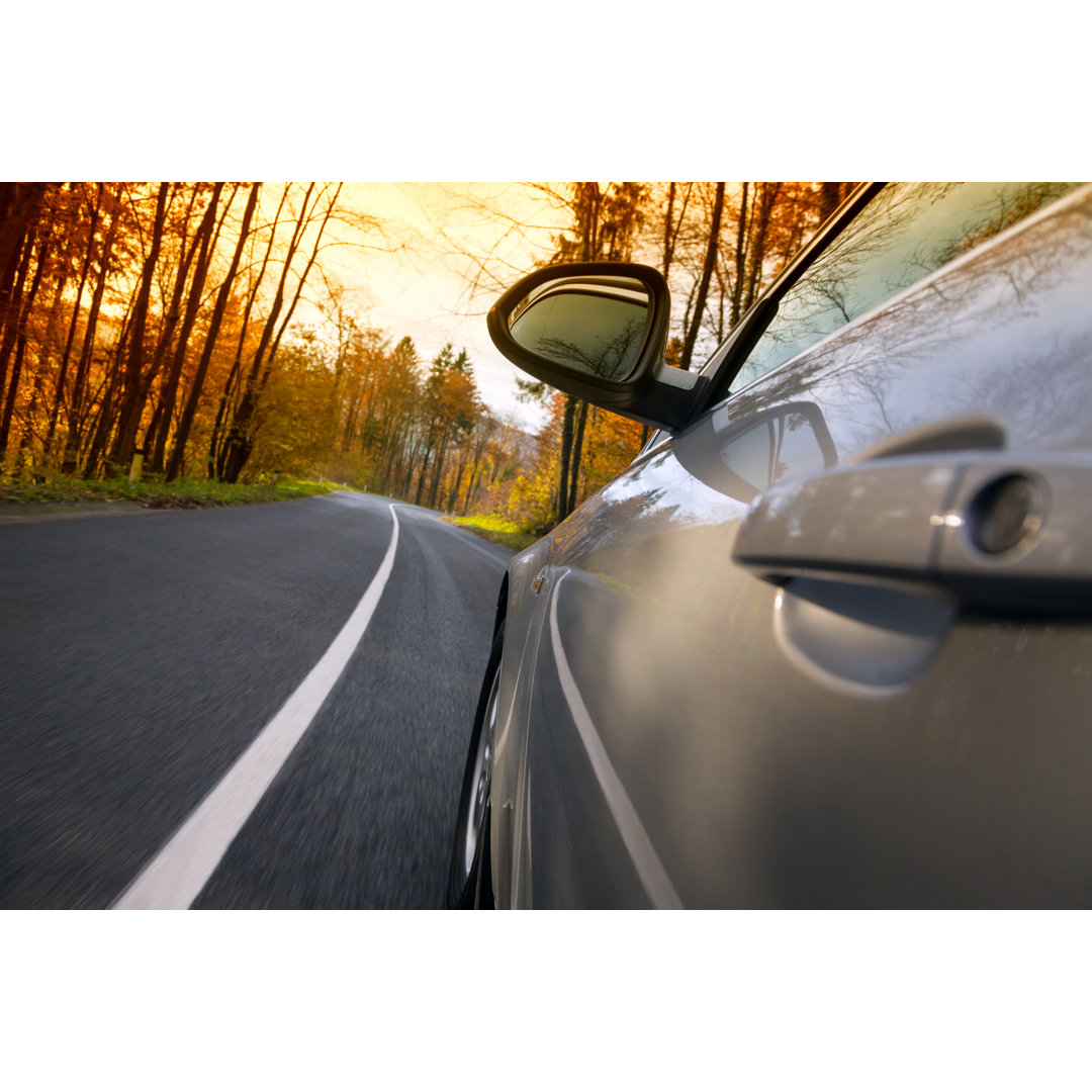 Auto fährt Waldstraße by Alle12 - Drucken