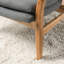 Fauteuil capitonné à quatre pieds, idéal pour de multiples usages, design simple et classique pour divers styles de décoration