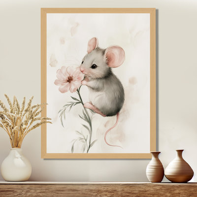 Petite souris grise avec une fleur II - Tableau encadré représentant un bébé animal