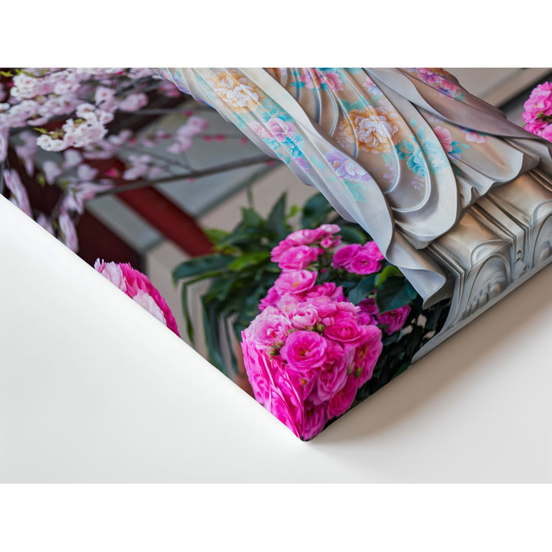 Toile, une statue sereine de Bouddha se dresse gracieusement au centre, drapée dans une robe fluide ornée d'une toile murale