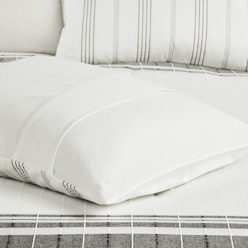 6 édredon en coton double. Blanc / gris Rayures horizontales texturées. . Édredon sur-rembourré. Comprend une jupe de lit et des coussins décoratifs. 6 pièces lavables sur fond blanc avec surdimensionné gris pour le mieux