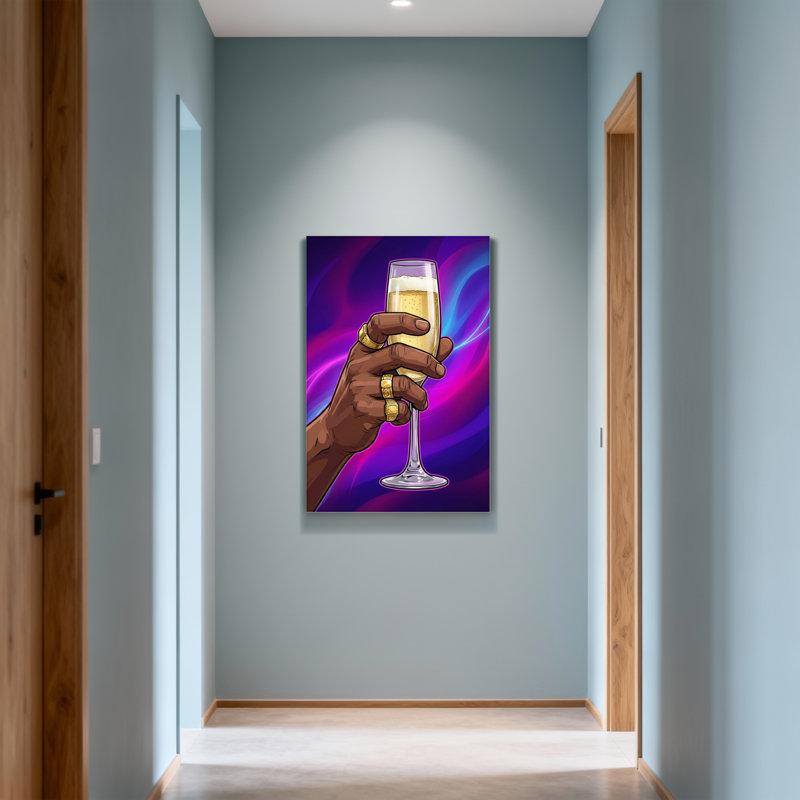 Main tendance tenant un verre de champagne avec des anneaux, H 18 po x l 12 po