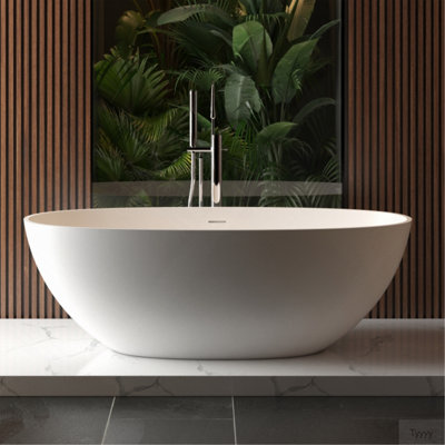 Baignoire autoportante de 65 po à surface solide, baignoire autoportante en résine de pierre de luxe fabriquée à la main avec trop-plein et bonde escamotable, blanc mat 