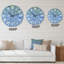 Horloge murale moderne avec eau ensoleillée avec vagues transparentes reflétant le doux soleil II-59914671