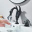 Ensemble de robinet de lavabo de salle de bain orné de style cygne avec robinet de lavabo à fixation sur comptoir à 2 poignées-104604161