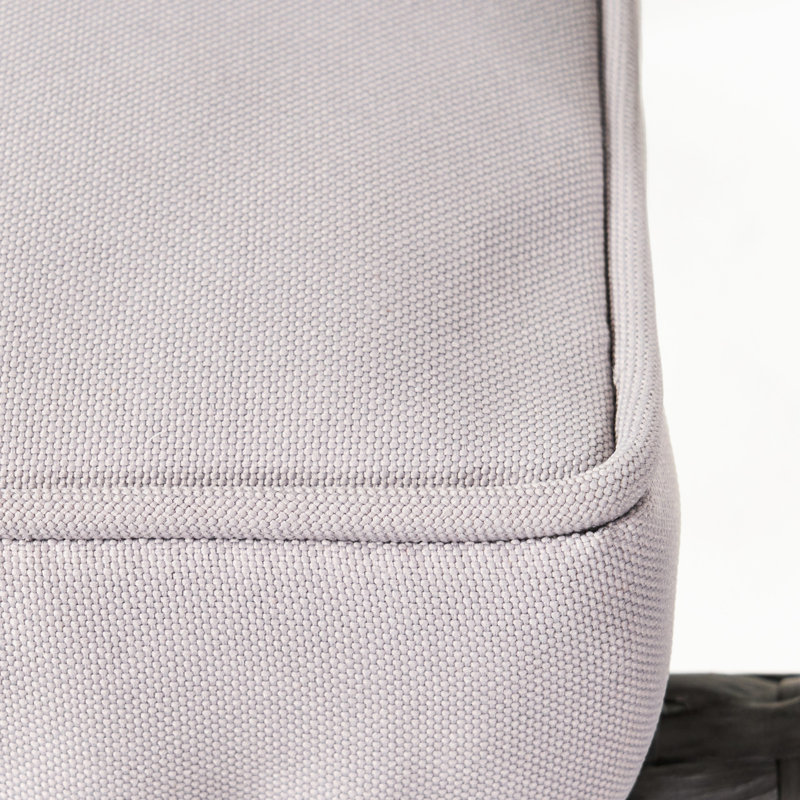 Chaises empilables grises en PE avec structure en fer, coussins argent et eau, de 4 pour le confort et la durabilité du patio