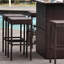 Ensemble de bar 5 pièces en rotin d'osier avec plateau en verre et tablette de rangement à 2 niveaux, 1 table et 4 tabourets de bar pour l'extérieur, le patio, le jardin, le bord de la piscine