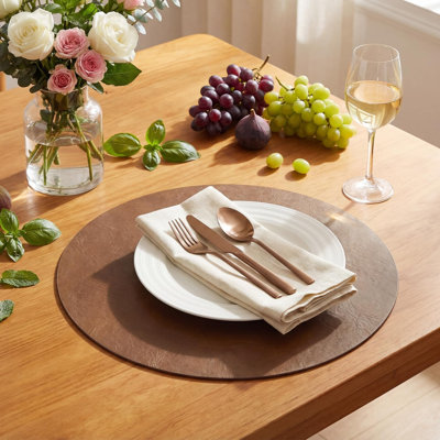 Ensemble de napperons en similicuir brun (4 pièces), napperons en vinyle résistant à la chaleur imperméable et essuyable de 15 pouces, utilisation double face, convient à la décoration de la cuisine et de la salle à manger