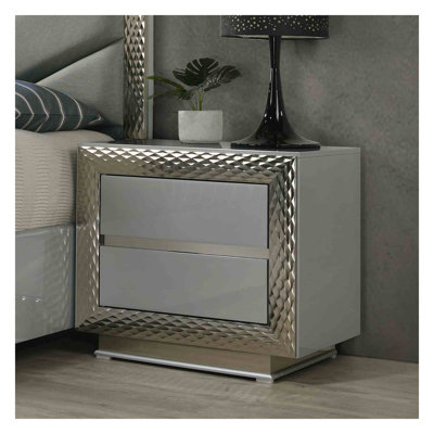 Table de chevet grise de style glam avec base de socle, moulure argentée et tiroir doublé de feutre