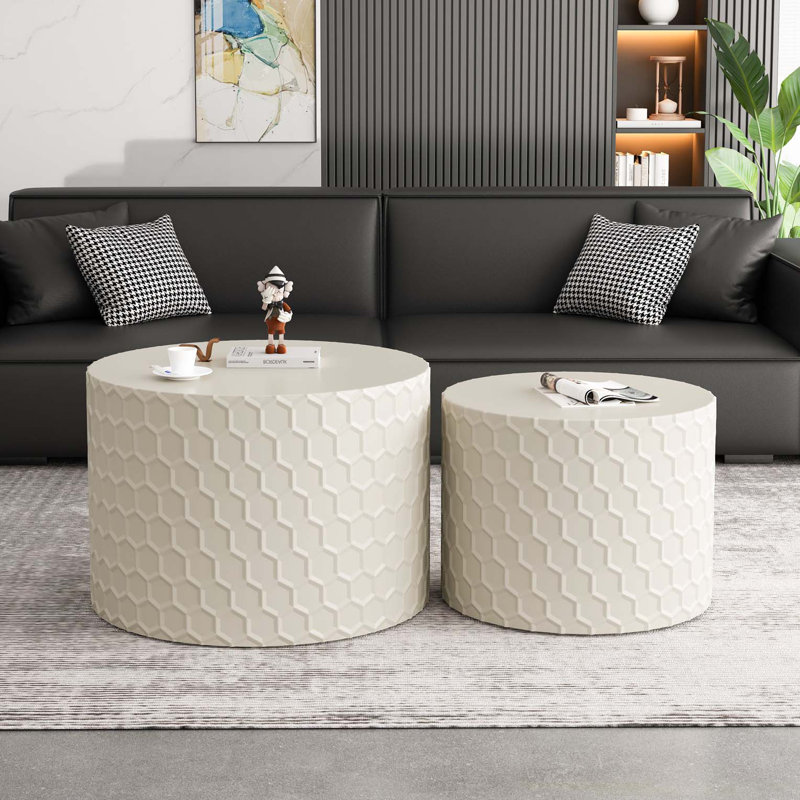 Ensemble de tables basses gigognes élégantes et fonctionnelles avec design en nid d'abeille, idéal pour les espaces de vie modernes